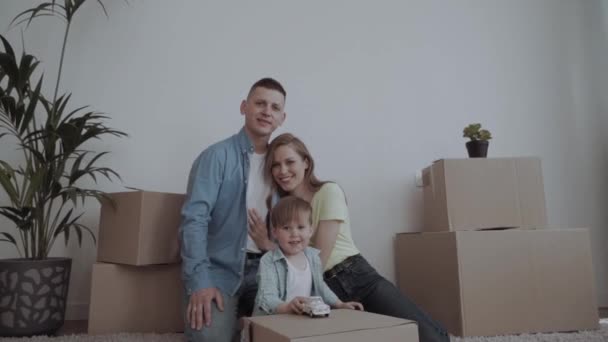 Una Familia Feliz Muda Nuevo Apartamento — Vídeo de stock