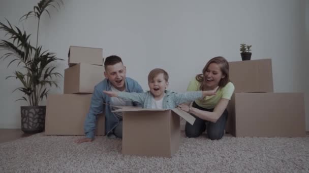 幸せな家族が新しいアパートに移動します — ストック動画