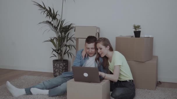 Šťastný Mladý Pár Sedí Podlaze Ložnice Pomocí Notebooku Stěhování Nového — Stock video