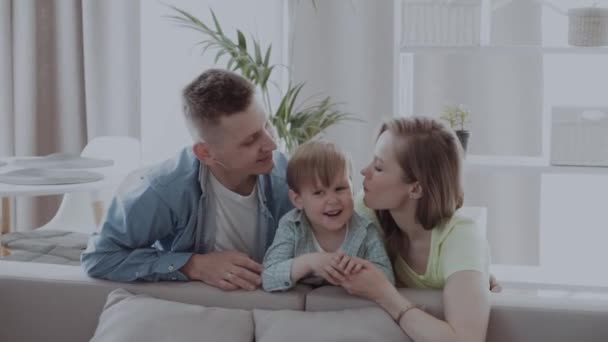 Eltern Küssen Ihren Kleinen Sohn Auf Beide Wangen — Stockvideo