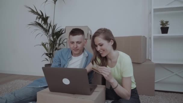 Online Nakupování Usnadňuje Život Usmívající Mladý Pár Ležící Podlaze Svého — Stock video
