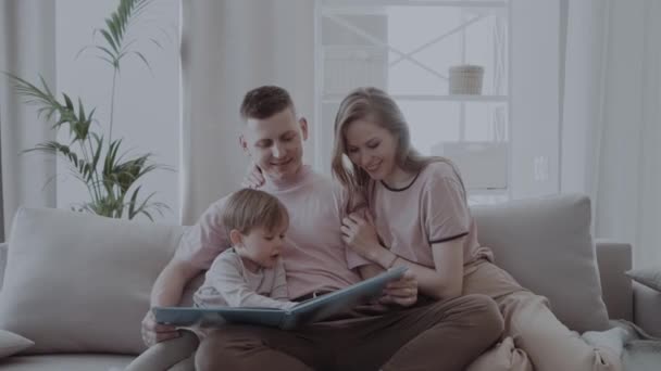 Familienfreizeit Hause Junge Eltern Lesen Mit Ihrem Geliebten Kleinen Sohn — Stockvideo