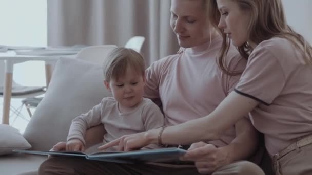 Porträt Einer Glücklichen Familie Mit Kind Das Buch Liest — Stockvideo