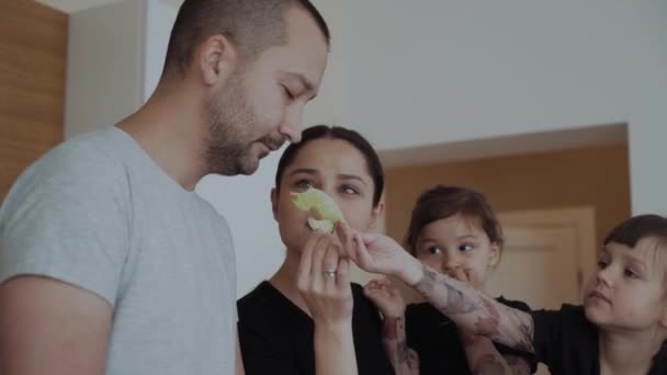 Glückliche Junge Familie Mit Mama Papa Mit Zwei Töchtern Die — Stockvideo