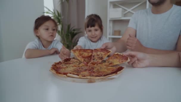 Rodzina Dwiema Córkami Pizzę Rodzinny Posiłek Jasnym Wnętrzu Domu — Wideo stockowe