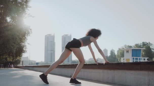 Νεαρή Σπορ Γυναίκα Κάνει Push Άσκηση Στην Παραλία — Αρχείο Βίντεο