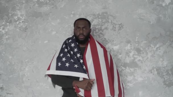 Activista Negro Protestas Afroamericanas Con Bandera Estadounidense Mirando Cámara — Vídeos de Stock