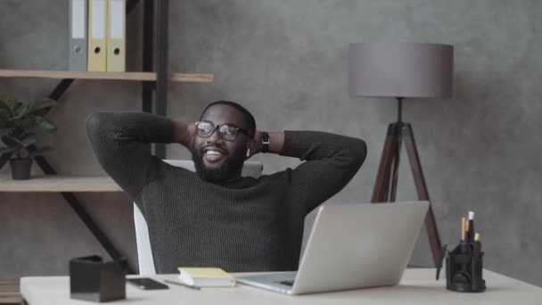 Розслаблений Африканський Чоловік Бездротові Навушники Насолоджуйтесь Послухати Музичну Руку Позаду — стокове відео