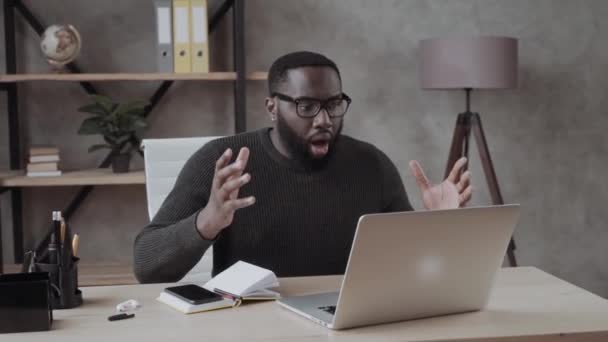 Chocado Homem Americano Africano Milenar Óculos Olhando Para Tela Laptop — Vídeo de Stock