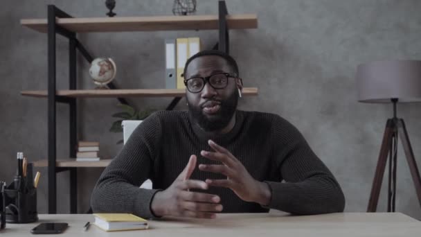 Hombre Negro Africano Feliz Mirando Cámara Web Haciendo Videollamada Conferencia — Vídeos de Stock