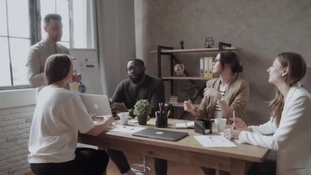 Grupp Vardagligen Klädda Affärsmän Diskuterar Idéer Kontoret Kreatörer Som Samlades — Stockvideo