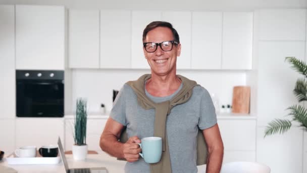Olgun Başarılı Bir Adamın Portresi Kameraya Bakıyor Gülümsüyor Elinde Bir — Stok video