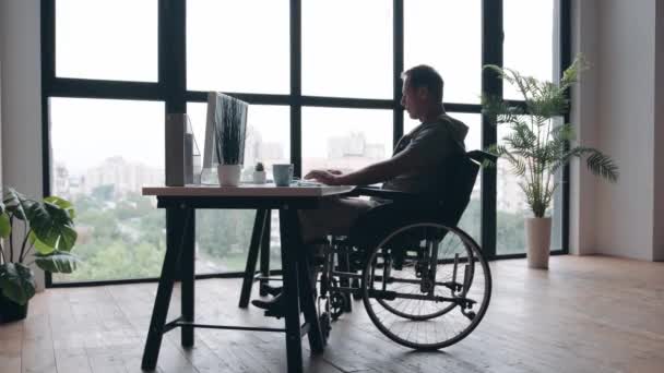 Älterer Behinderter Mann Sitzt Rollstuhl Tisch Vor Dem Computer Büro — Stockvideo