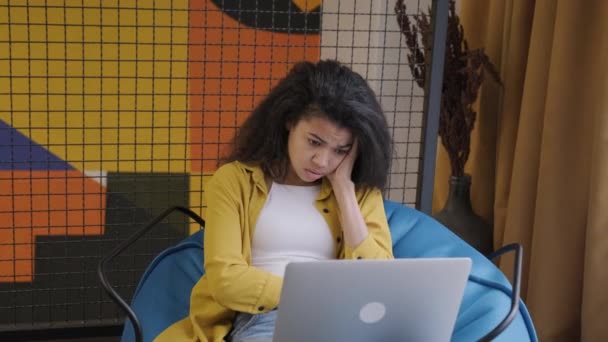 愤怒的疯狂非洲女商人感到疯狂愤怒讨厌不工作卡住笔记本电脑在线问题 强调恼火的黑人妇女沮丧的电脑故障或数据丢失在工作 — 图库视频影像