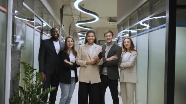 办公室内多元文化商业团队的肖像 — 图库视频影像