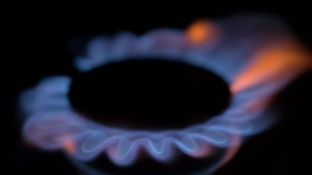 在厨房的煤气炉中关闭天然气 欧盟天然气问题的概念 不断上涨的天然气价格 — 图库视频影像