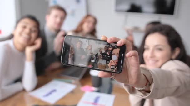 Fröhliche Junge Leute Büro Lächeln Und Machen Ein Selfie — Stockvideo