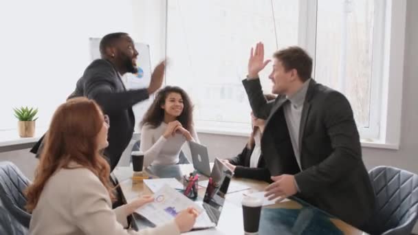 Ofis Çalışanları Grubu Birlik Ile Hareket Eden Başarısı Kavramını Kutlayan — Stok video