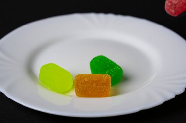 Sümüklü şeker. Meyveli jöle şekeri..