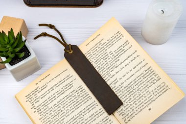 Kitap okuma. Masanın üzerinde açık bir kitap yatıyor..