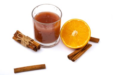 Baharatlı ve portakallı kokteyl. Alkolik içki.