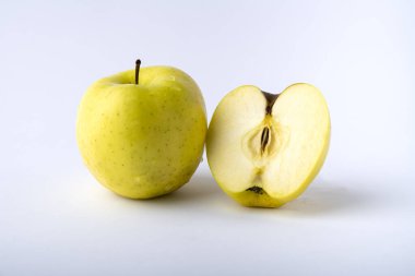Beyaz arka planda olgun yeşil elma kesimi