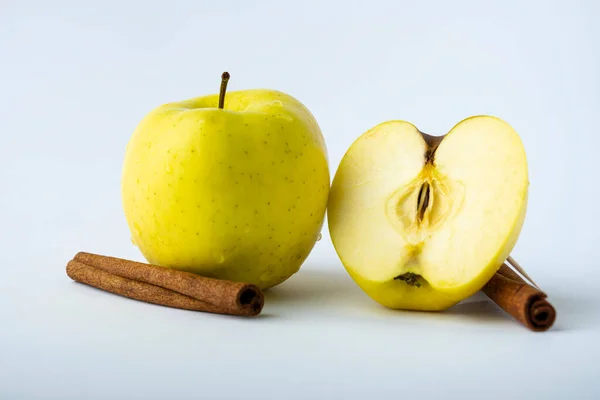 Яблуко Корицею Ізольоване Білому Тлі — стокове фото