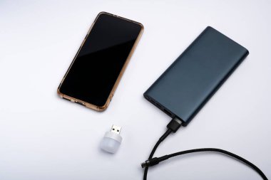usb teknolojisi. Elektronik aletler. Telefon, güç bankası, USB fener.