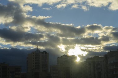 Karanlık fırtına arka planda. Denizin üzerinde dramatik koyu bulutlu gökyüzü, doğal arka plan fotoğrafı.