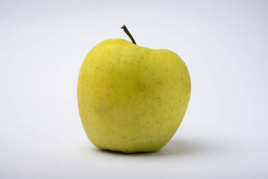 Beyaz arka planda izole edilmiş olgun elma. sarı elma