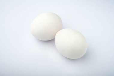 Beyaz arkaplanda izole yumurtalar