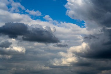 Güneşli ve bulutlu bir gökyüzü. Güneşli bir günde güzel bir gökyüzü