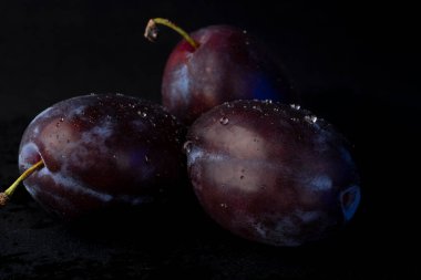 Yıkanmış erik. Erik meyvesi.