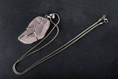 Büyük pembe mineral. Pembe taşlı güzel kolye