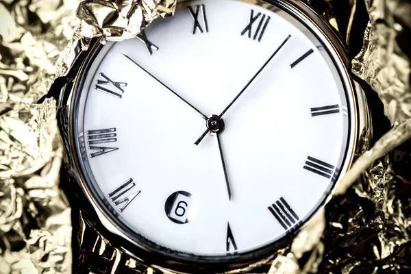 Reloj Pulsera Rompe Metal Reloj Cara Alrededor Oro —  Fotos de Stock