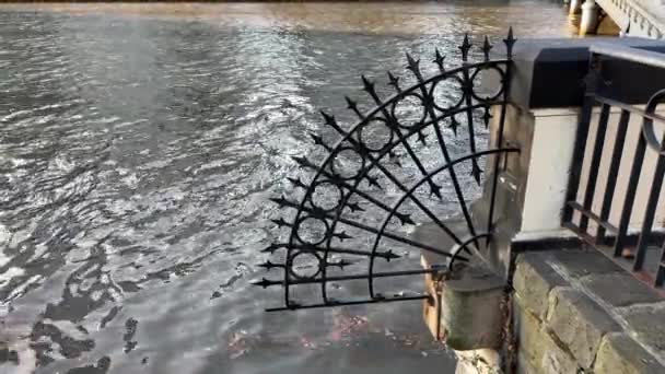 Yarra Nehri Tırmanma Karşıtı Çiviler Süslemesi Yüksek Kalite Görüntü — Stok video