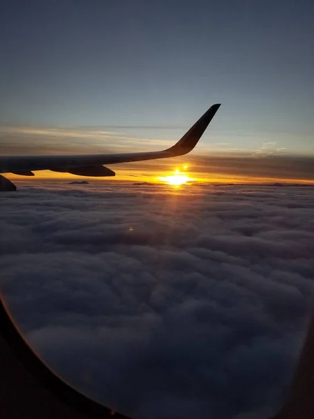 Widok Przez Okno Samolotu Zachodzie Słońca Słońce Spogląda Przez Dwie — Zdjęcie stockowe