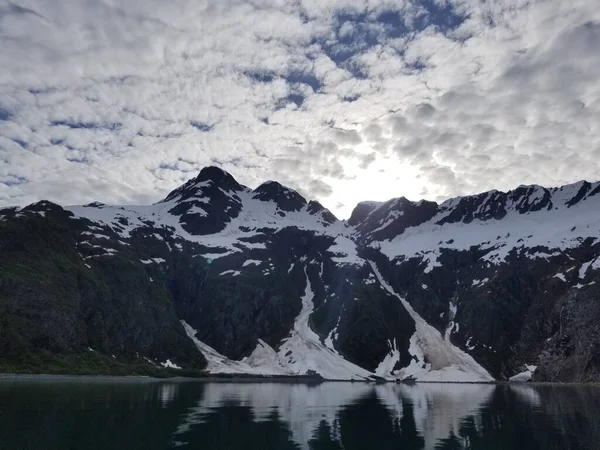 Alaska Bir Dağ Duvarının Arkasındaki Güneş Aşağıdaki Körfezin Suyu Dağları — Stok fotoğraf