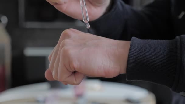 Nærbillede Mands Hænder Der Holder Flaske Indeholdende Kosmetisk Væske Med – Stock-video