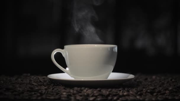 Kávé Csésze Természetes Gőz Füst Kávé Kávébab Sötét Alapon — Stock videók