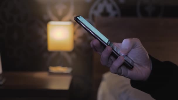 Boční Pohled Detailní Záběr Mužské Ruky Pomocí Smartphone Ložnici Doma — Stock video