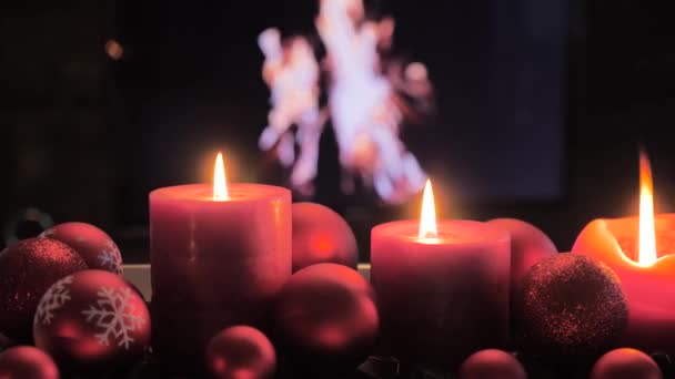 圣诞装饰与点燃的蜡烛和壁炉的背景 红色圣诞球 — 图库视频影像