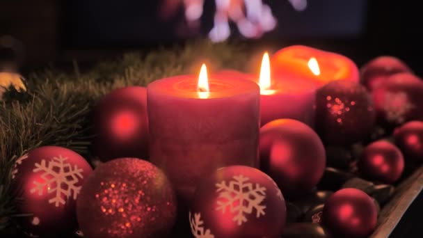 Ozdoba Świąteczna Zapalonymi Świecami Kominkiem Tle Czerwone Kulki Świąteczne — Wideo stockowe