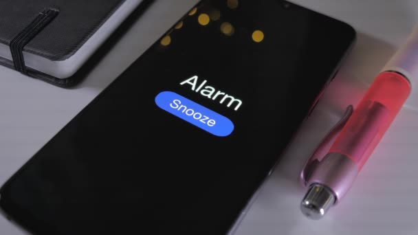 Smartphone Cazul Care Ceasul Alarmă Începe Ecran Smartphone Masă — Videoclip de stoc