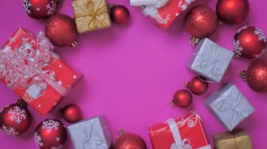 Noel arkaplanı 360 derece dönüş. Noel hediyeleri, Noel baloları, pembe arka planda dönmeler. Yeni yıl ve Noel kutlaması kavramı