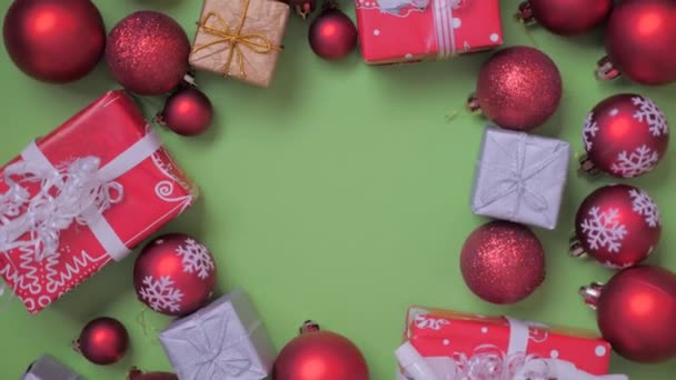 Kerst Achtergrond 360 Graden Rotatie Kerstcadeautjes Kerstballen Draaiend Een Groene — Stockvideo