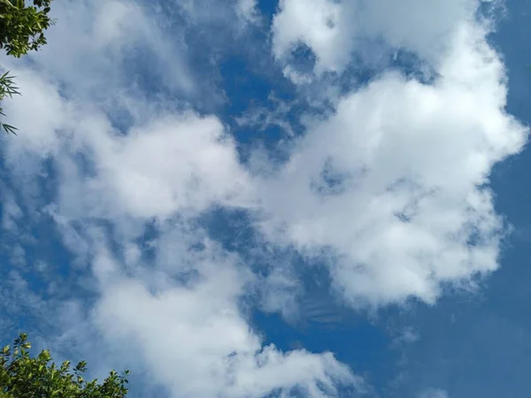 Nuvole Nel Cielo Blu — Foto Stock