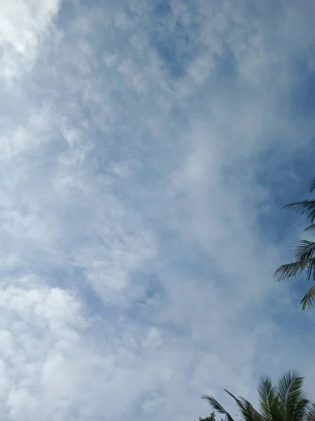 Weiße Wolken Bedeckten Den Himmel — Stockfoto