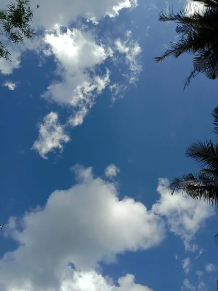 Langit Biru Dengan Awan Alam — Stok Foto