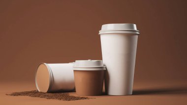 Boş beyaz ve kahverengi tek kullanımlık plastik kapaklı, izole edilmiş, turuncu kahverengi kahve fincanı. Boş polistiren kahve, ön tarafta kupa maketi. Sade çay getir.